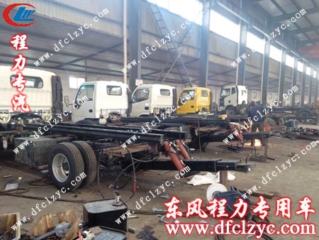 正在車間生產的各型清障車