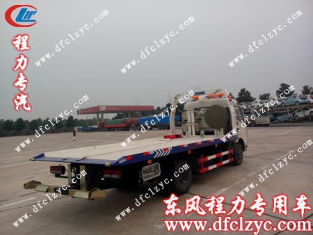 湖北程力專用汽車有限公司東風(fēng)多利卡清障車排隊等待加油
