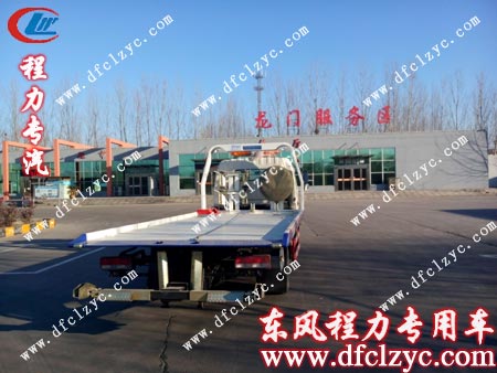 湖北程力送車司機途中遇服務(wù)站，小憩一下