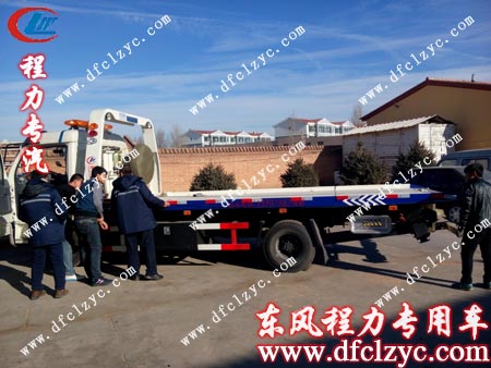 李先生及其朋友仔細查看東風(fēng)多利卡清障車場景