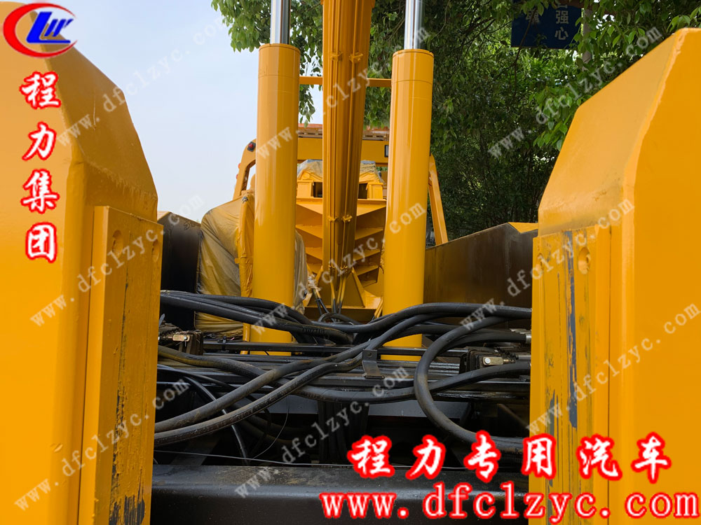 東風(fēng)天錦聯(lián)體一拖一清障車細節(jié)