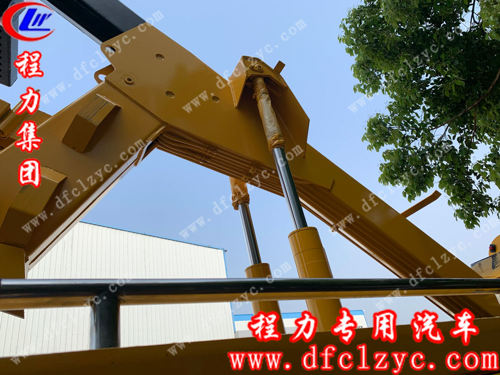 東風(fēng)天錦聯(lián)體一拖一清障車細節(jié)