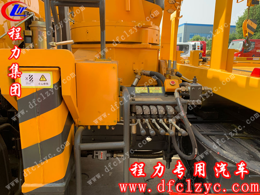 東風(fēng)一拖二帶吊清障車細節(jié)